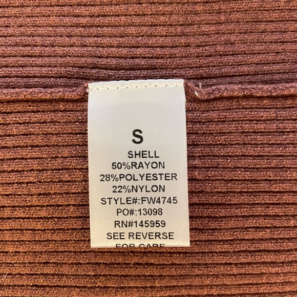 Mauve Sleeveless V-Neck Maternity Sweater Dress - Picture 4 of 6